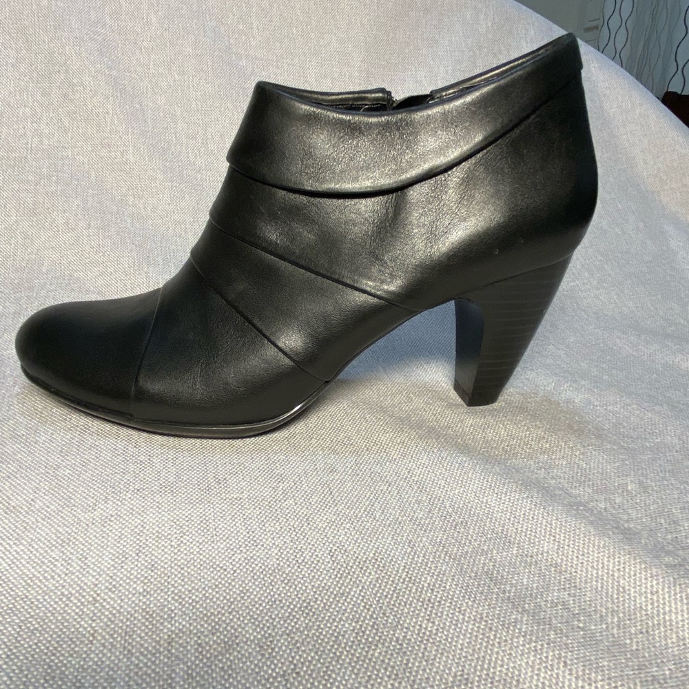 Connie Women’s Black Leather Ankle Boots. Size 9,5